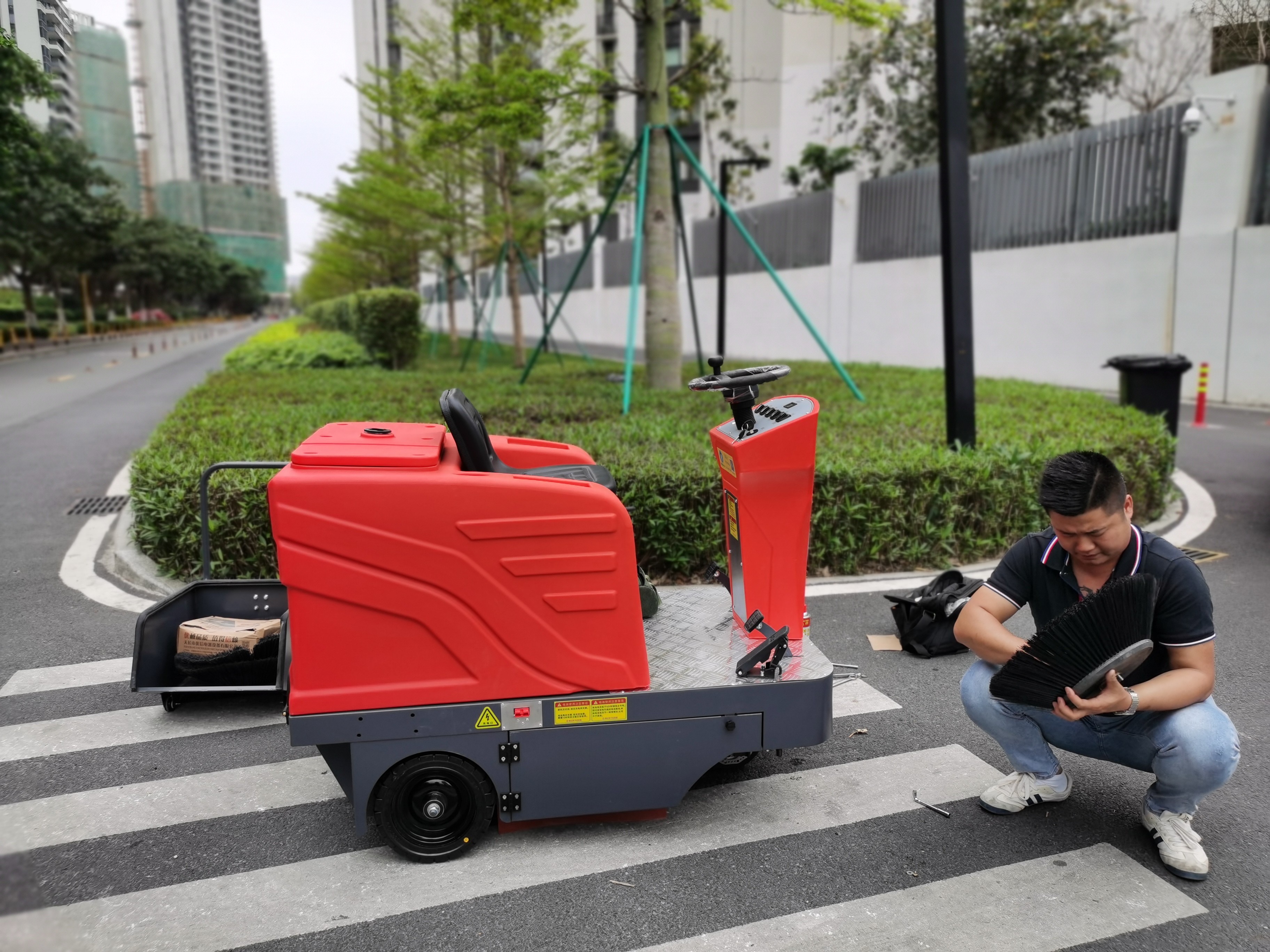 潔臣士掃地車:物業(yè)小區(qū)清潔的高效得力助手